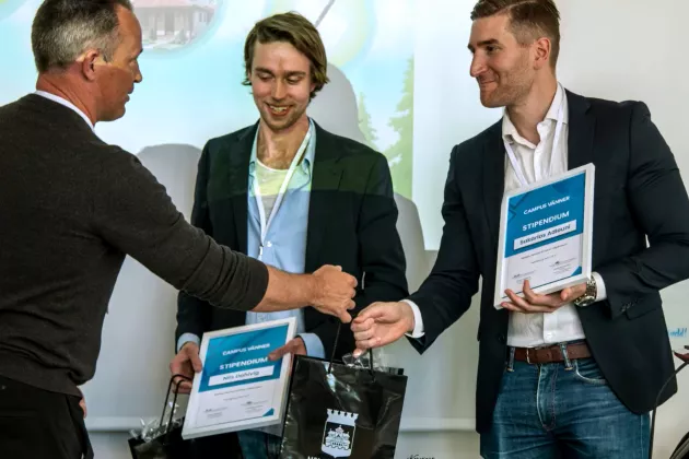 Nils Dahlvig och Sakarias Adlouni tar emot stipendium av Campus Vänner.
