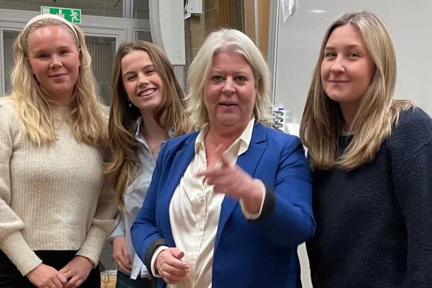 Socialtjänstminister Camilla Waltersson Grönvall tillsammans med studenter från socionomprogrammets termin tre.