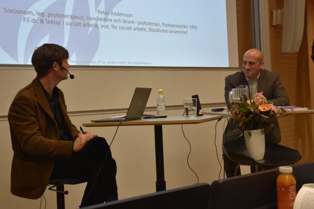 Johan Assarsson med opponent Peter Andersson.