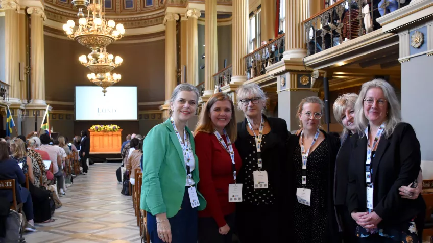 Marianne Larsson Lindahl med kolleger i universitetsaulan.